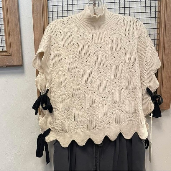 NWTs Entro scalloped sweater top with bows - Picture 6 of 7